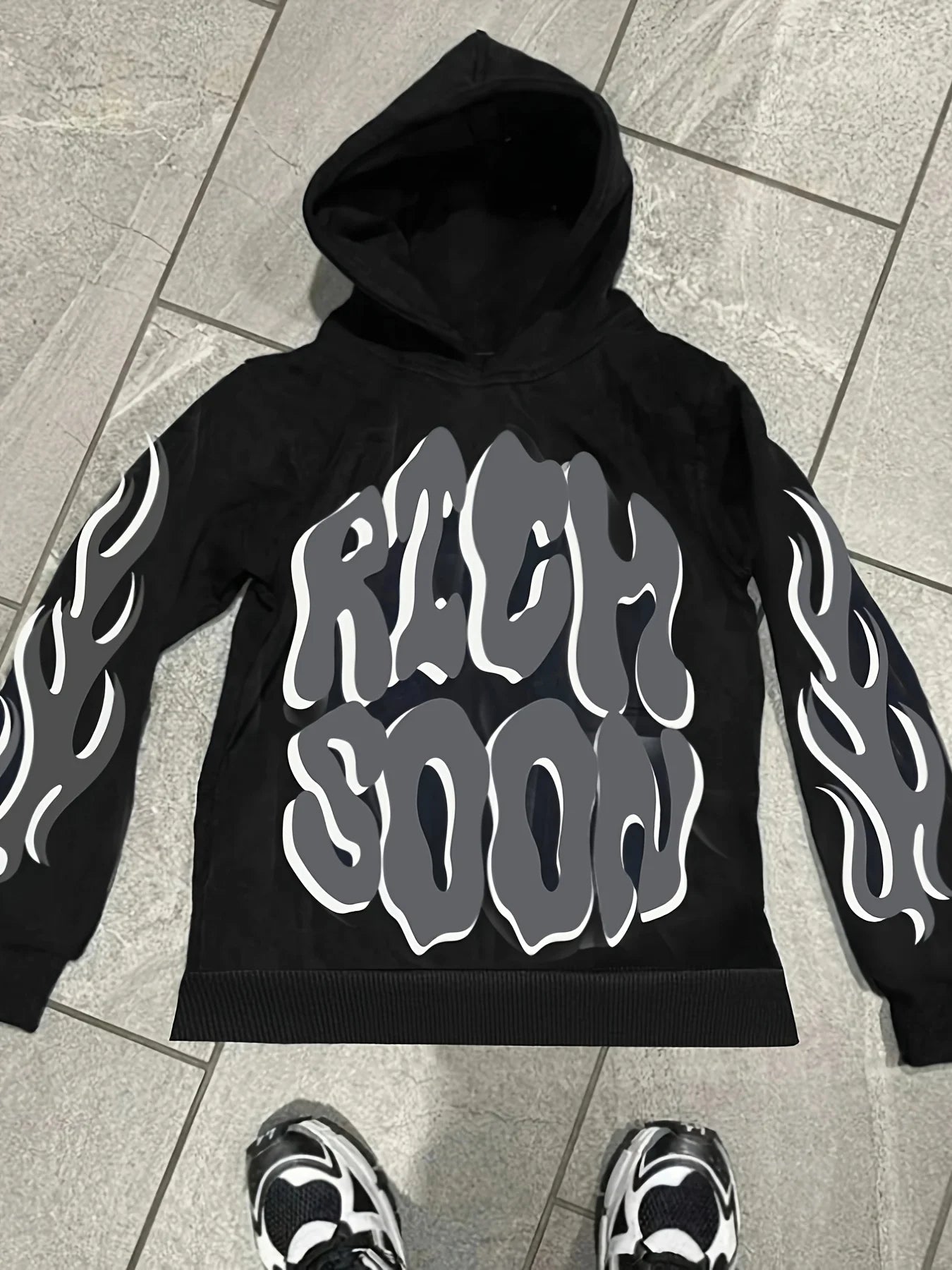 „Rich Soon“ Flammen-Hoodie – Sommerlicher Hip-Hop Style für Herren